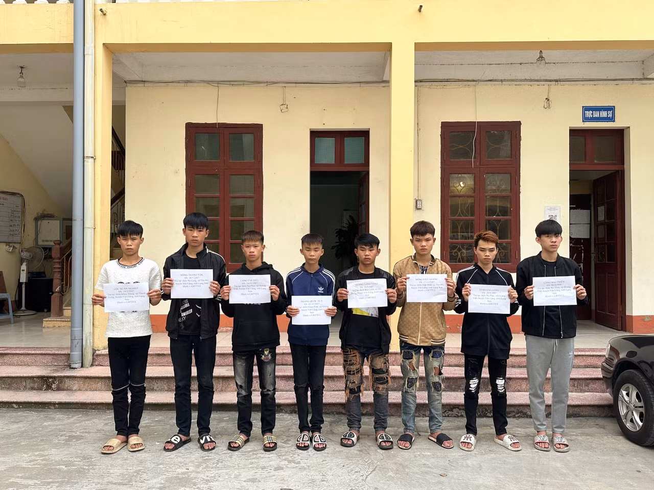 Triệu tập nhóm nam sinh đầu trần lạng lách, đánh võng “trêu” CSGT -0