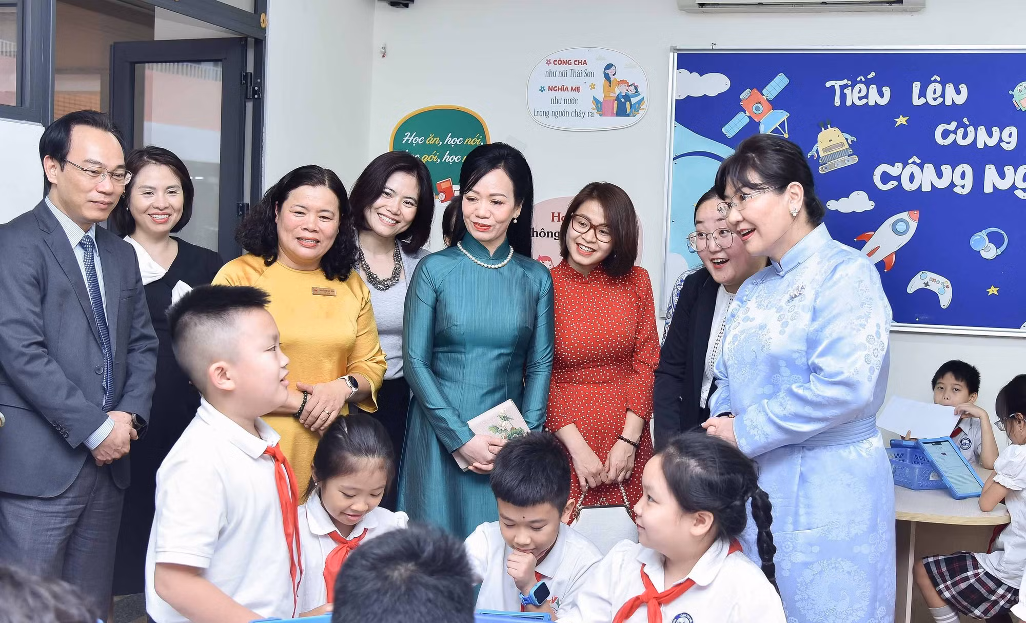 Phu nhân Tổng thống Mông Cổ thăm Trường Tiểu học Chu Văn An -0