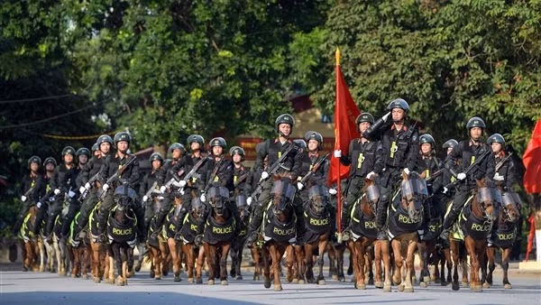 Tổng thống Mông Cổ xem CSCĐ Kỵ binh trình diễn kỹ năng chiến đấu