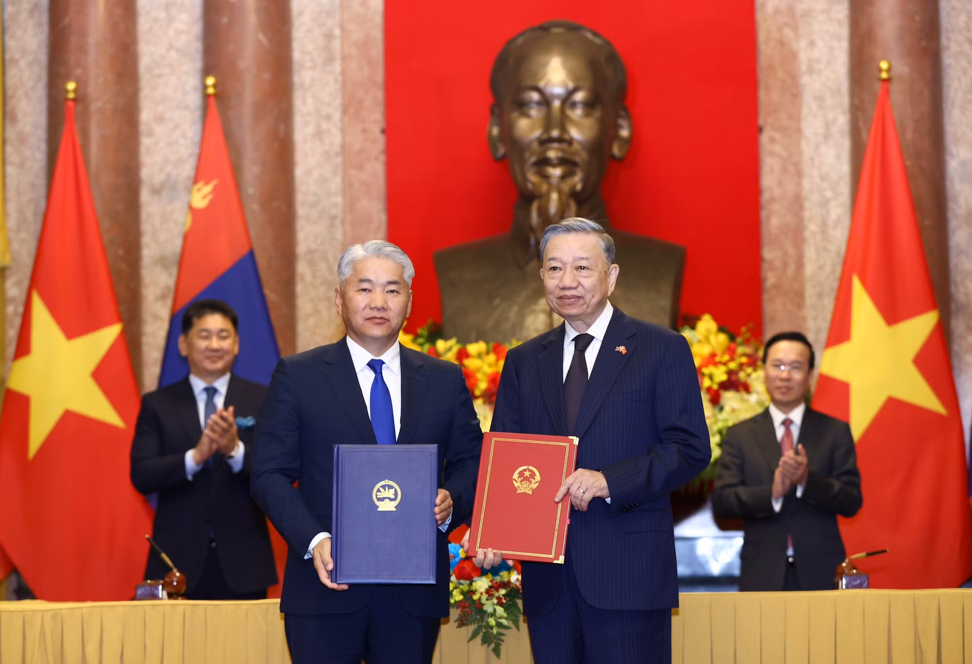 Chủ tịch nước Võ Văn Thưởng và Tổng thống Mông Cổ chứng kiến Lễ ký kết các văn bản hợp tác giữa hai nước -0
