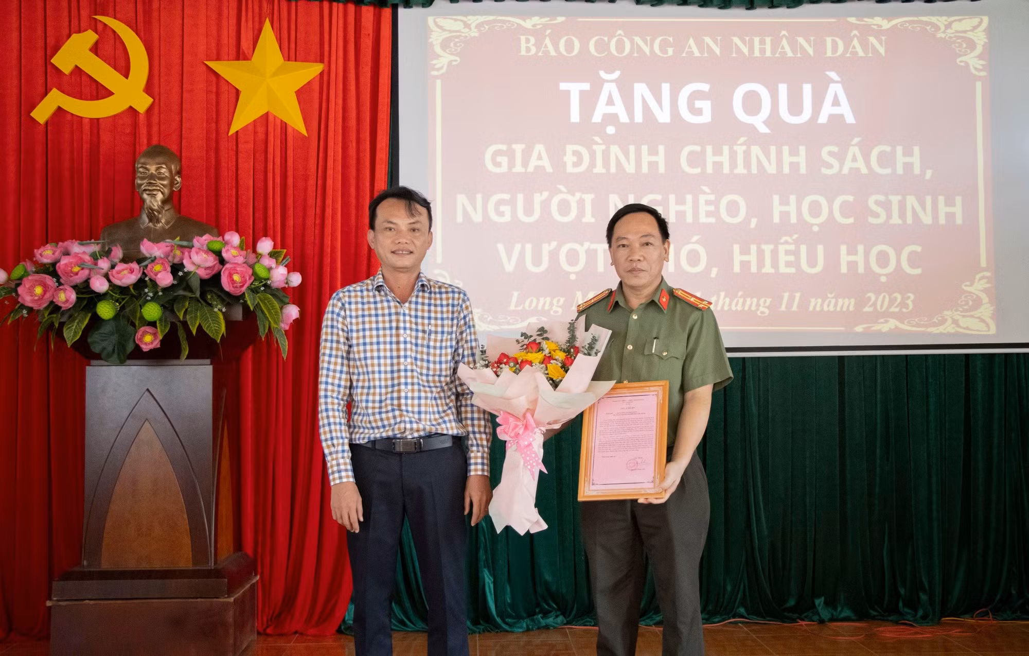 Báo CAND trao tặng quà gia đình chính sách, học sinh nghèo quê hương Đất Đỏ anh hùng -0