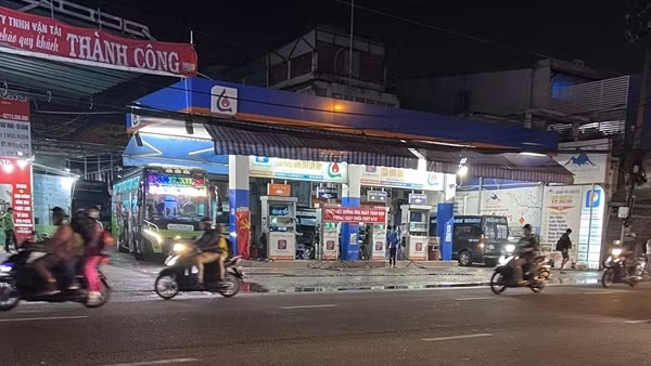 Nhiều nhà xe vẫn đón khách tại các cây xăng, siêu thị, bệnh viện...