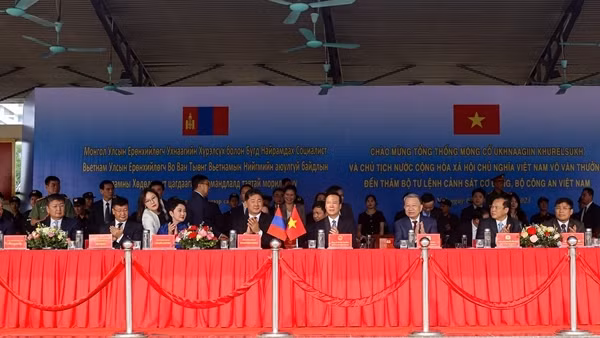 Tổng thống Mông Cổ thăm Bộ Tư lệnh Cảnh sát cơ động
