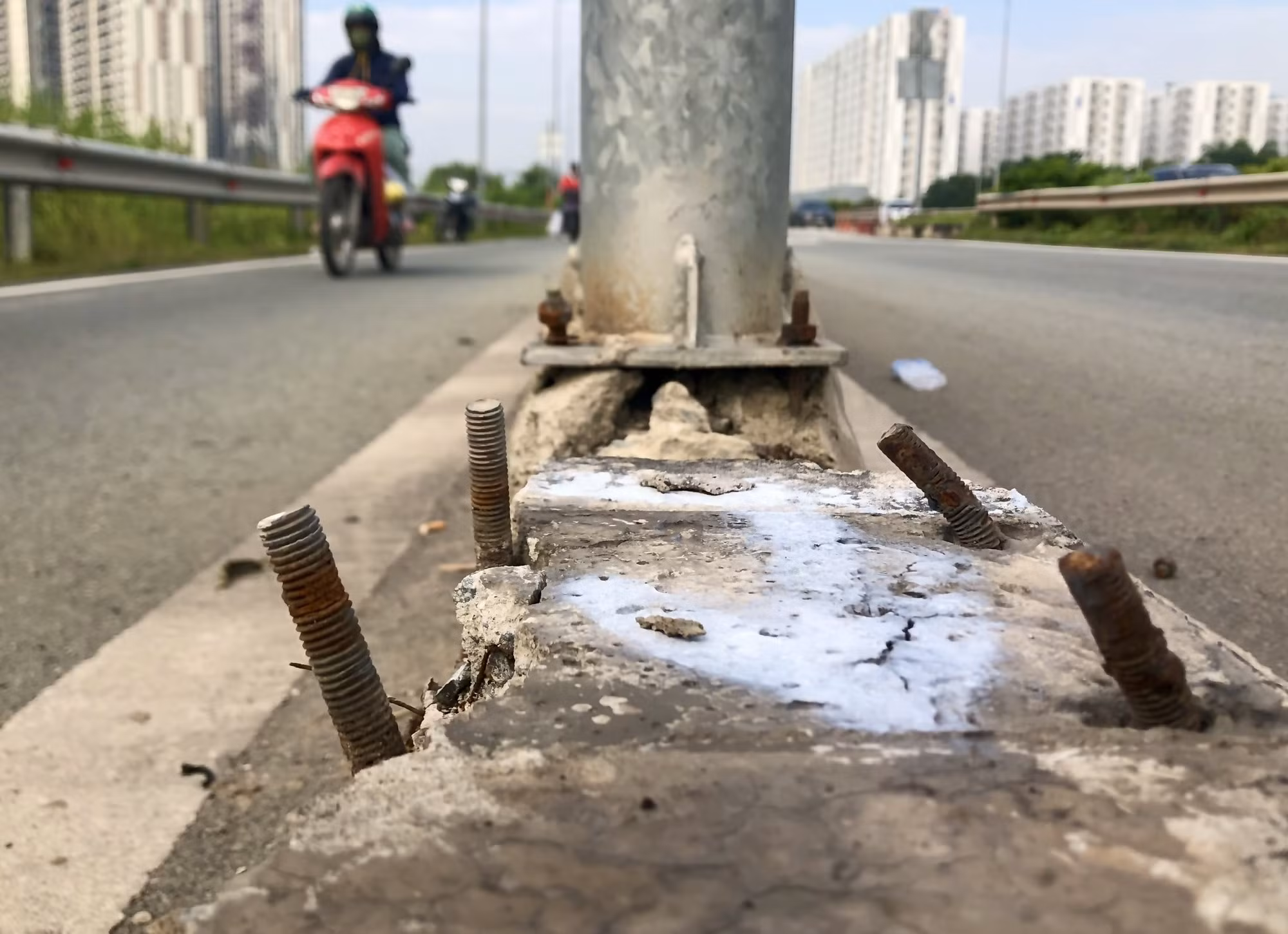 Mật phục bắt đối tượng chuyên trộm các đoạn dải phân cách trên đường dẫn cao tốc -0