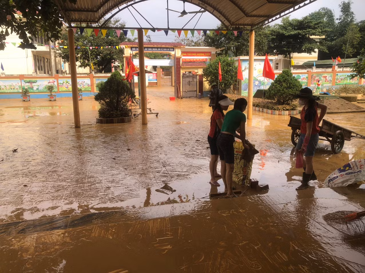 Hơn 200 CSCĐ Bắc Trung bộ hành quân vào tâm lũ -0
