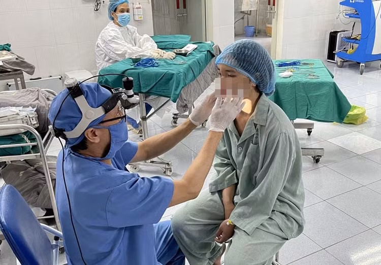 Gặp họa vì nâng mũi chỉ sinh học collagen -0