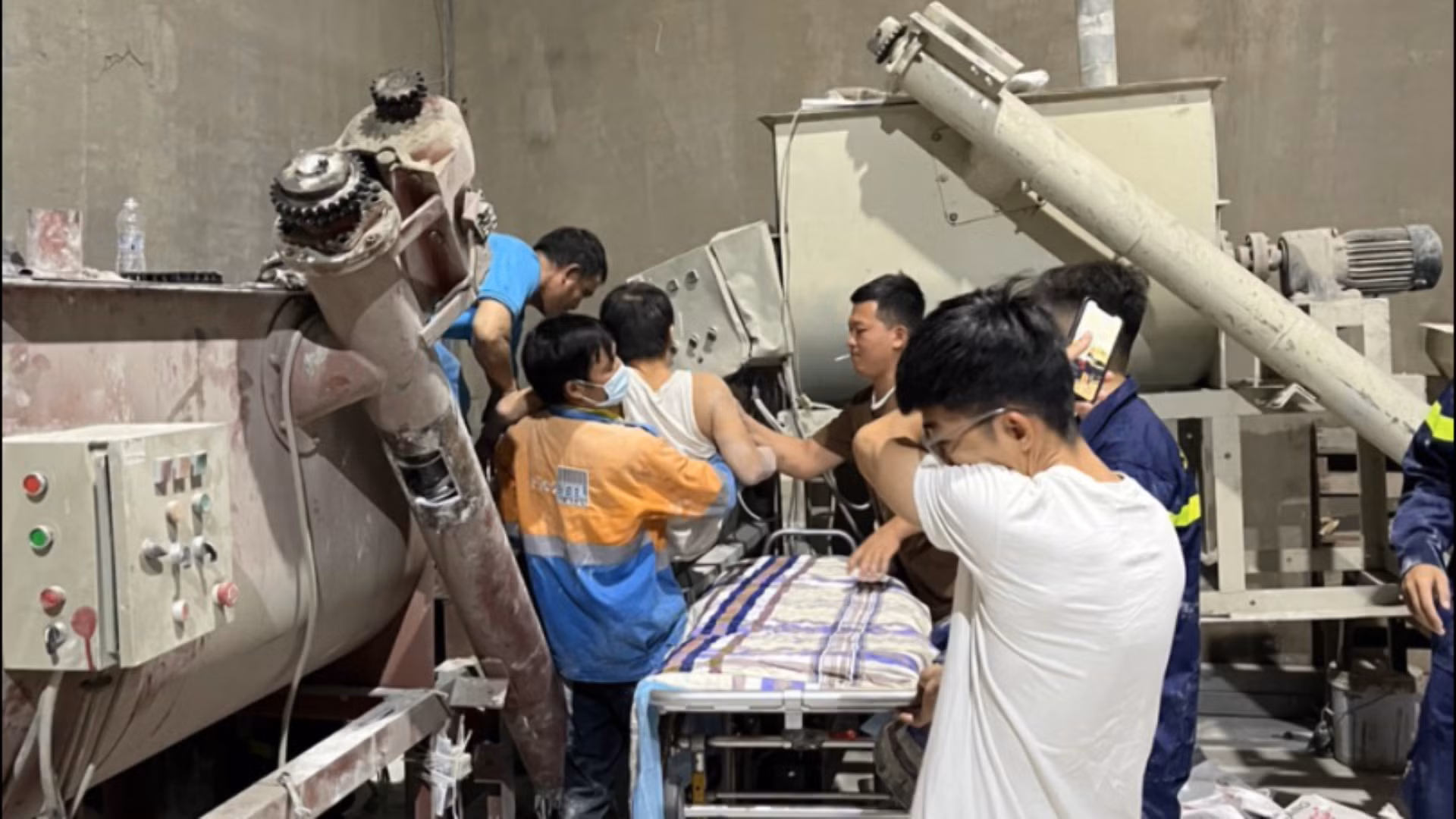 Cảnh sát PCCC và CNCH giải cứu công nhân bị máy trộn bê tông cuốn chân -0