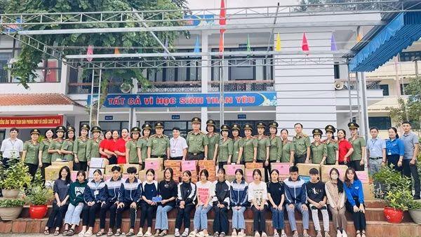 Hội Phụ nữ Cụm thi đua số 4 tặng quà và xây dựng thư viện cho trẻ em vùng cao Bắc Kạn
