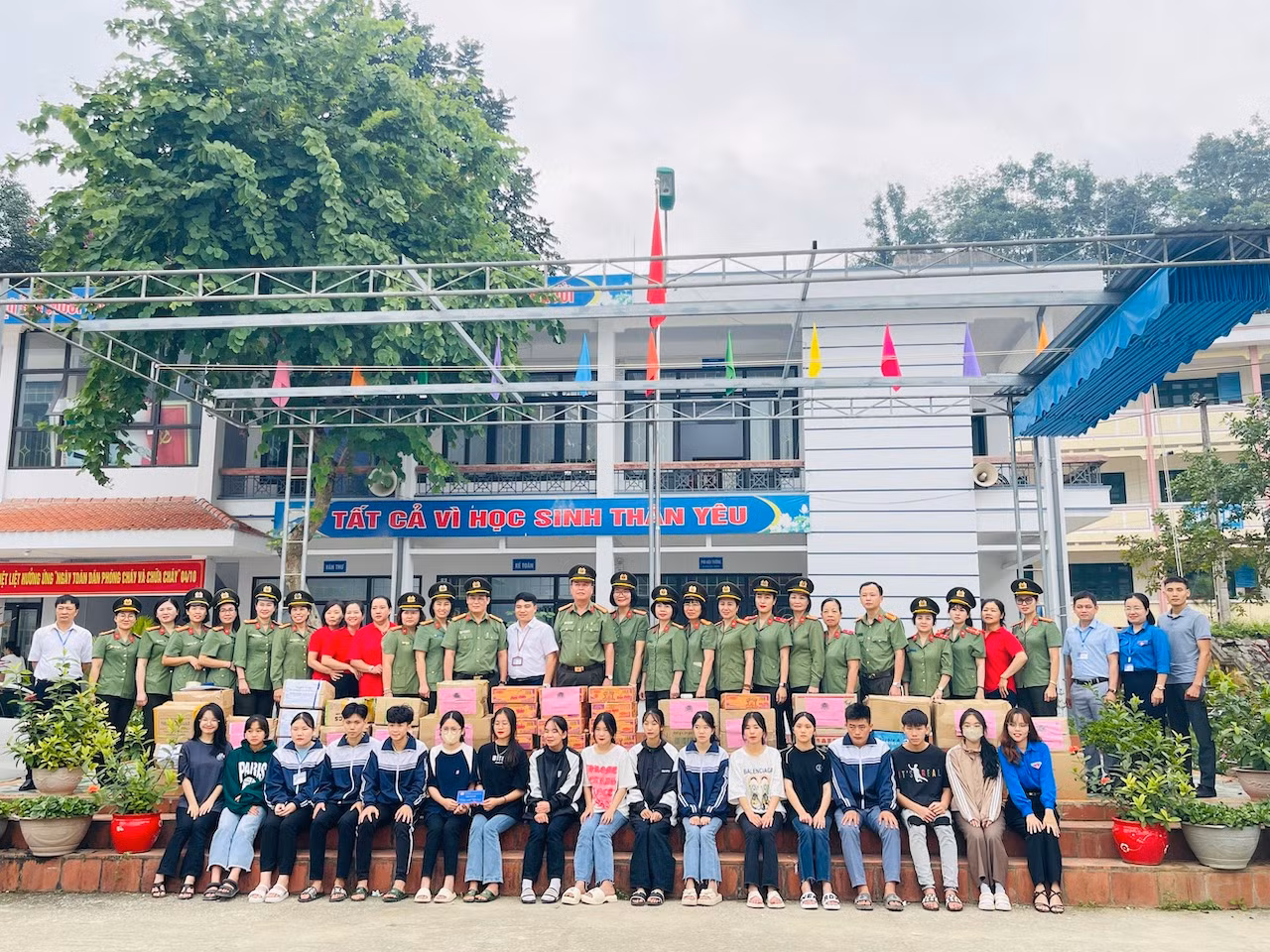 Hội Phụ nữ Cụm thi đua số 4: Tặng quà và xây dựng thư viện “Chắp cánh ước mơ” cho trẻ em vùng cao Bắc Kạn -0