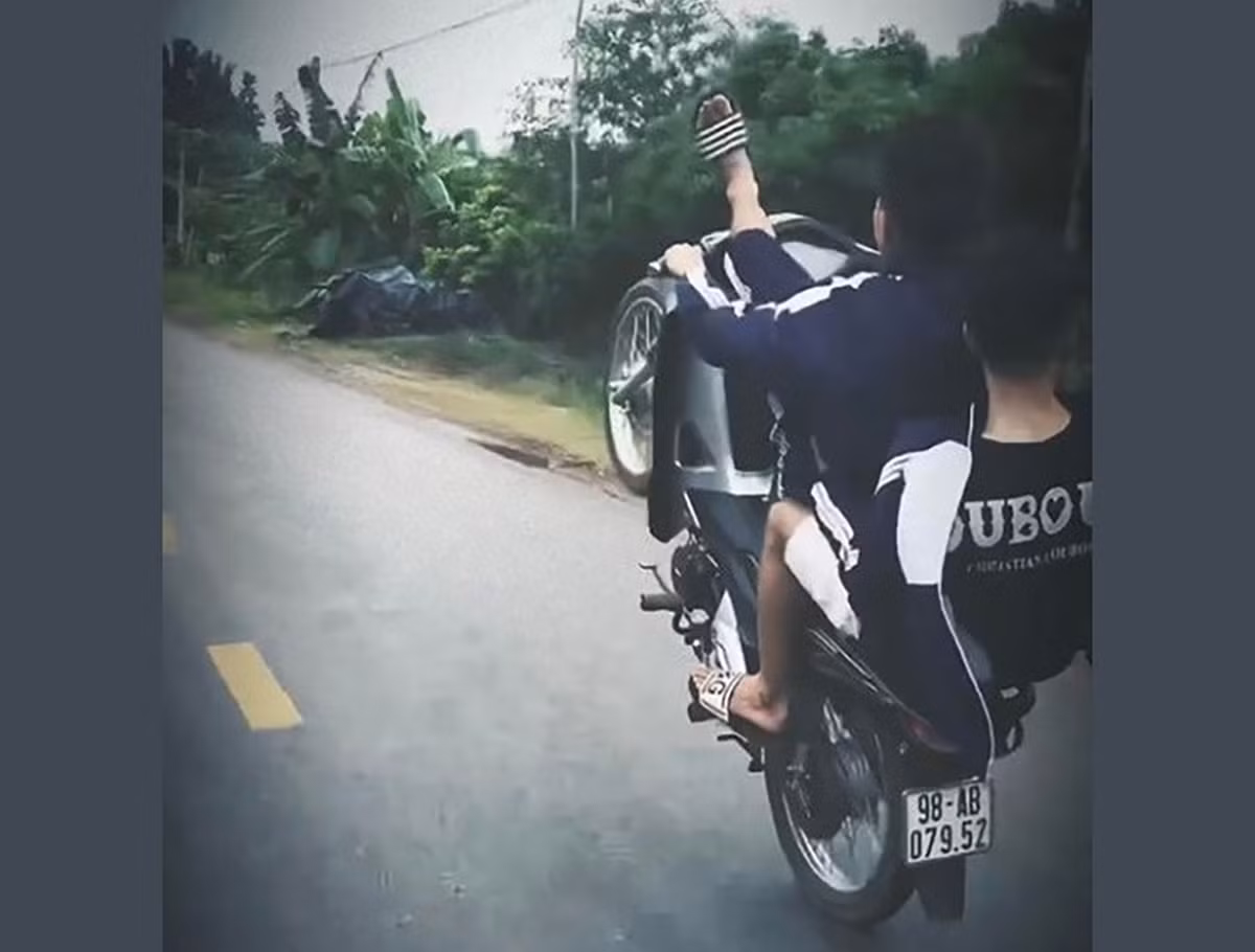 Nhờ bạn quay clip 