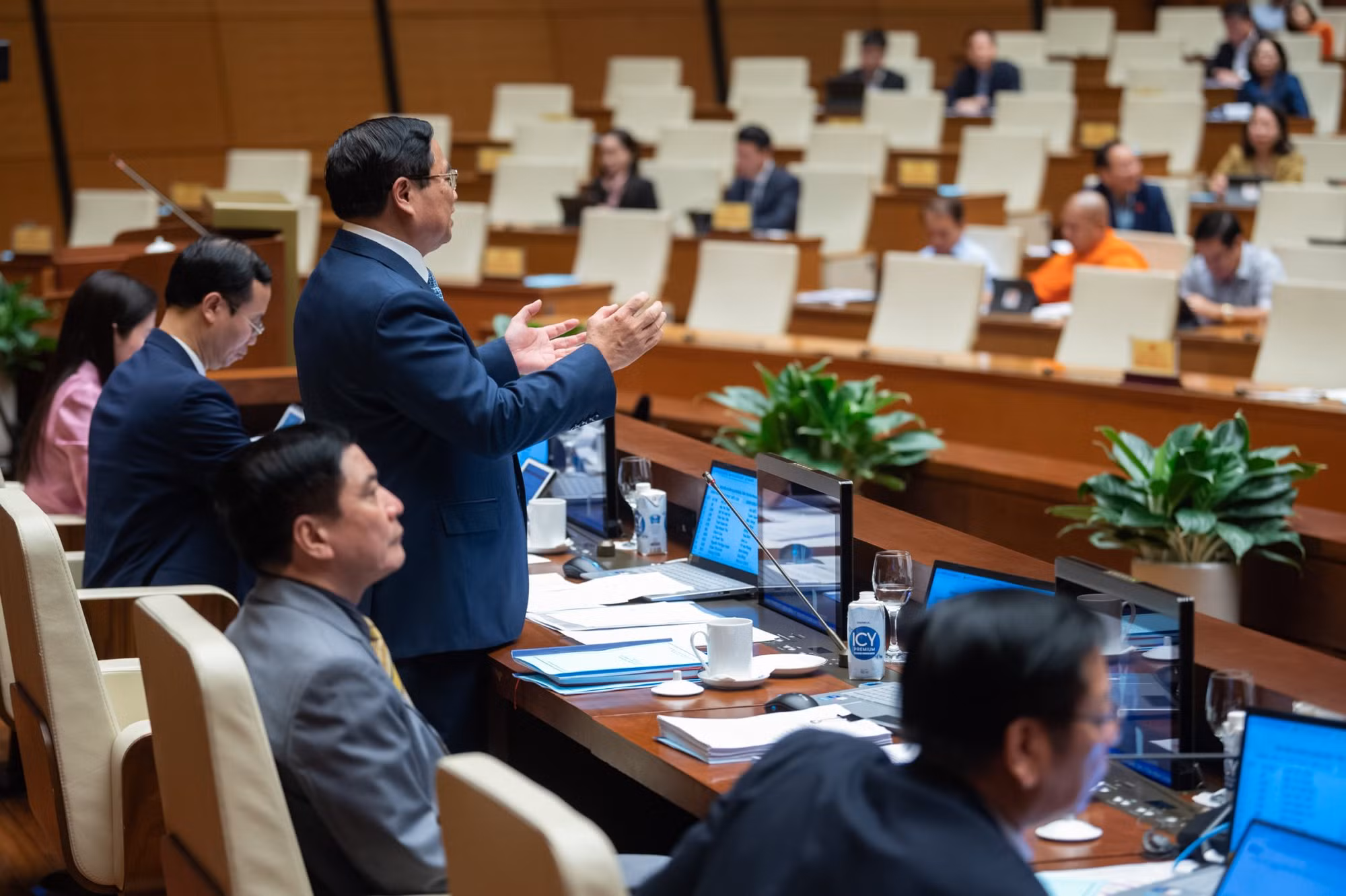 Thủ tướng trả lời chất vấn về cải cách tiền lương, nhận diện mối quan hệ 