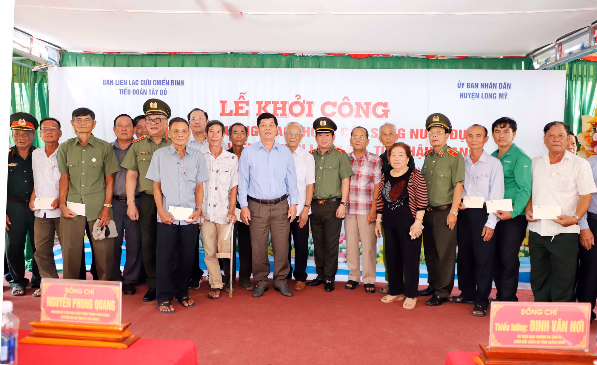 Cựu chiến binh Tiểu đoàn Tây Đô góp sức xây dựng đường nông thôn vùng căn cứ cách mạng -1