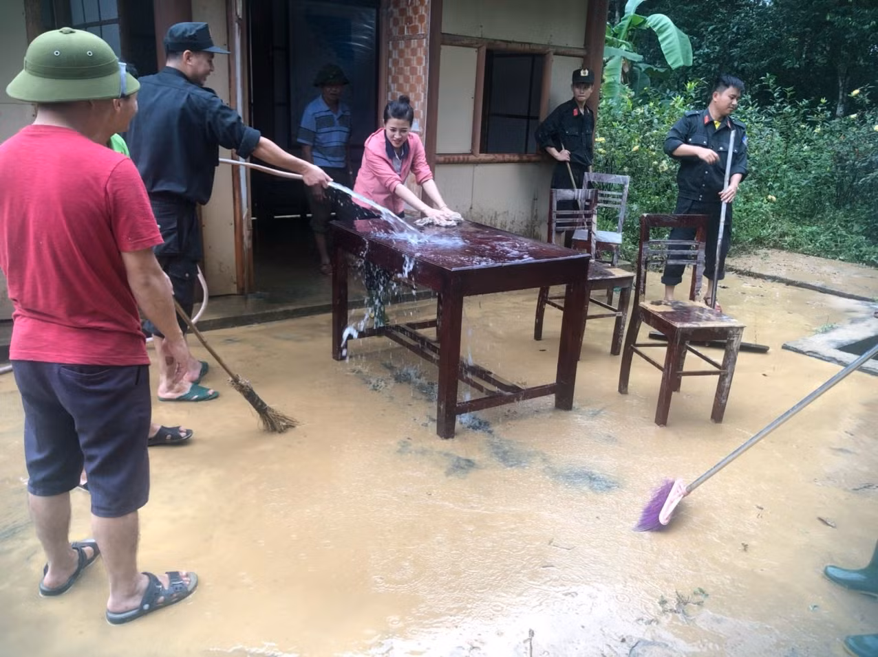  Hơn 200 Cảnh sát cơ động giúp nhân dân khắc phục hậu quả lũ lụt -0