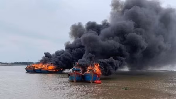 Kịp thời ứng cứu 12 ngư dân khi tàu cá bốc cháy dữ dội trên biển