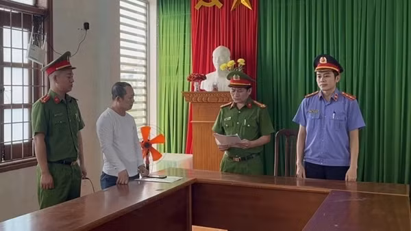 Khởi tố Phó Tổng giám đốc bán máy múc của công ty để chiếm đoạt