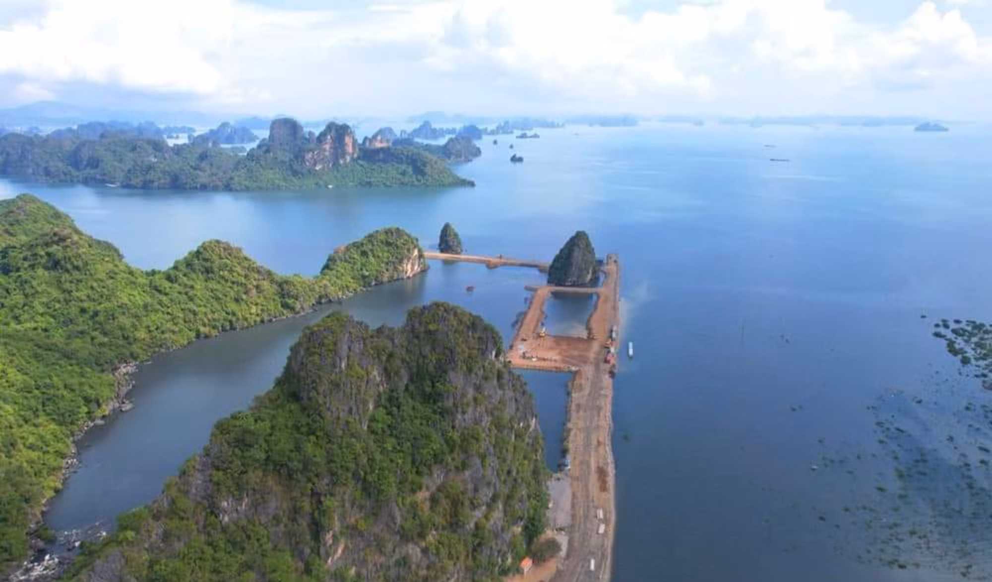 Quảng Ninh chỉ đạo gấp yêu cầu làm rõ việc vùng đệm di sản thiên nhiên thế giới vịnh Hạ Long bị san lấp làm biệt thự, nhà liền kề -0