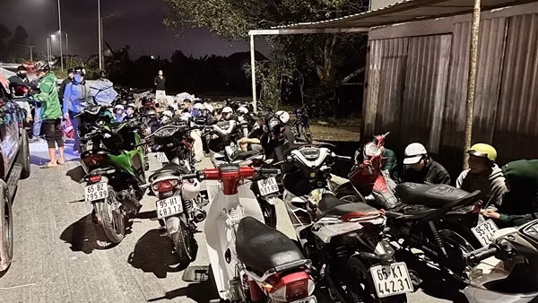 Ngăn chặn hơn 30 "trẻ trâu" tụ tập đua xe trái phép