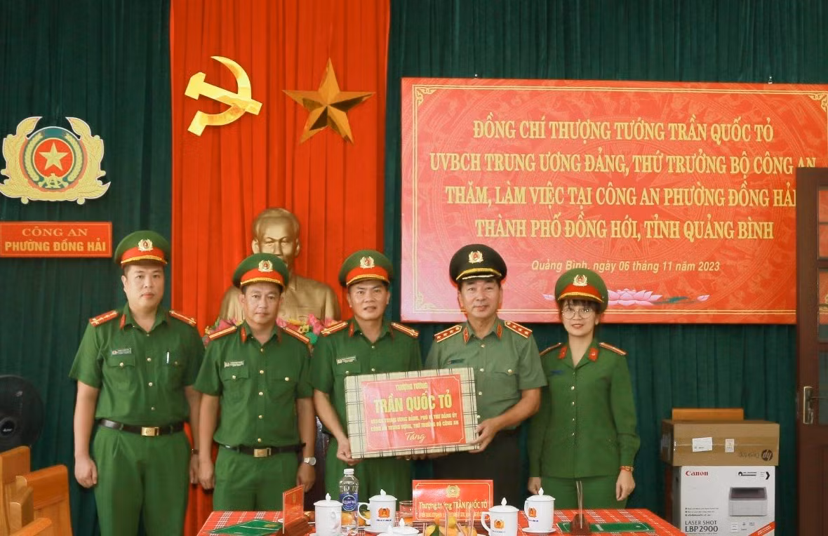 Thứ trưởng Trần Quốc Tỏ thăm và làm việc với Công an Quảng Bình. -0