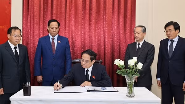 Thủ tướng Phạm Minh Chính viếng nguyên Thủ tướng Trung Quốc Lý Khắc Cường