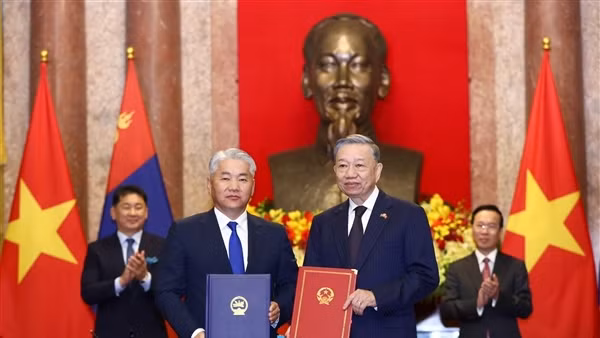Chủ tịch nước Võ Văn Thưởng và Tổng thống Mông Cổ chứng kiến Lễ ký kết các văn bản hợp tác