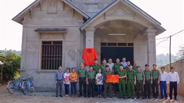 Trao tặng nhà tình nghĩa cho cán bộ Công an viên bán chuyên trách
