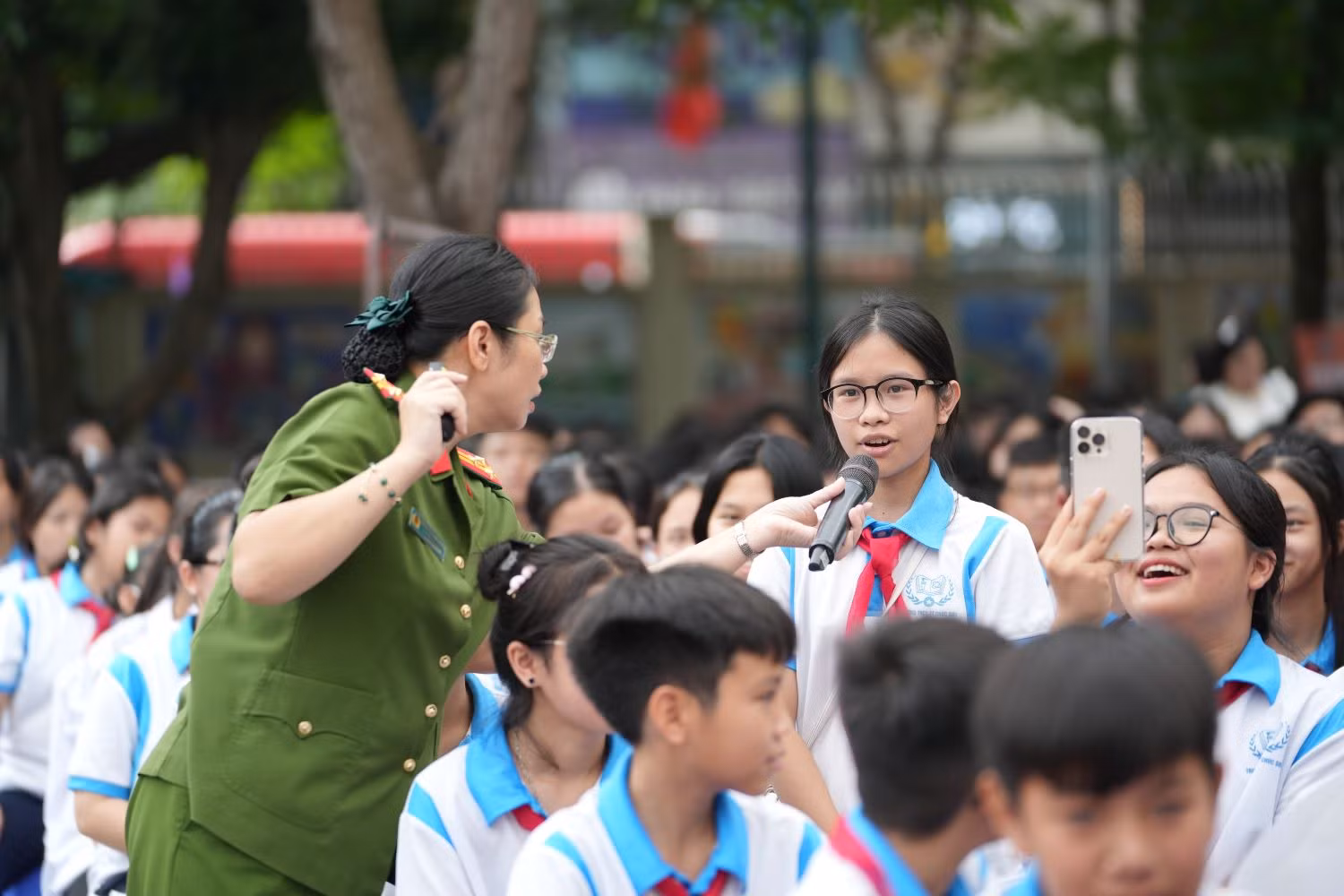 Cán bộ Cục CSĐT tội phạm về ma túy đặt câu hỏi cho học sinh tham gia cuộc thi "Trường học không ma túy”.