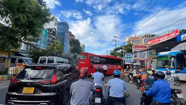 TP Hồ Chí Minh xử phạt gần 2.400 trường hợp xe đón trả khách không đúng quy định