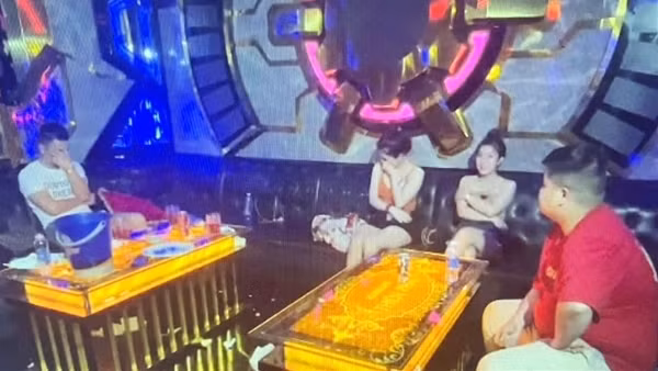 Nam, nữ thanh niên rủ nhau mở tiệc ma túy trong quán karaoke