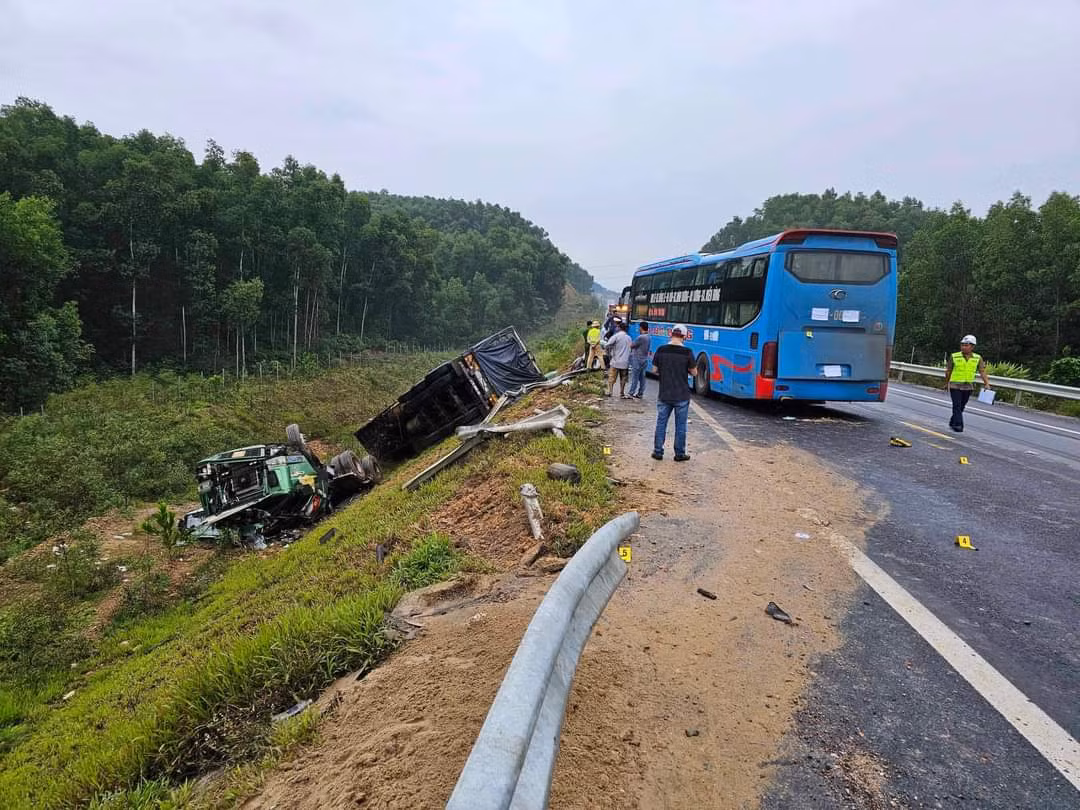 Cứu nạn trên cao tốc Cam Lộ - La Sơn, ô tô con bị xe khách tông khiến 2 người bị thương -0