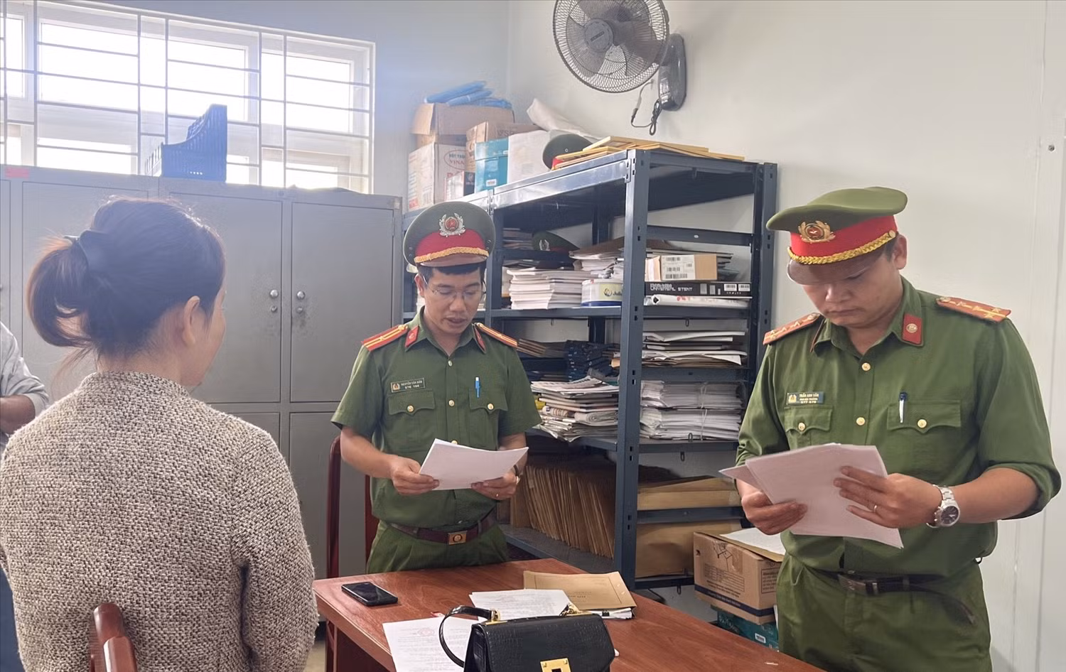 Mạo danh cán bộ ngân hàng để vay nặng lãi 4 tỷ đồng -0