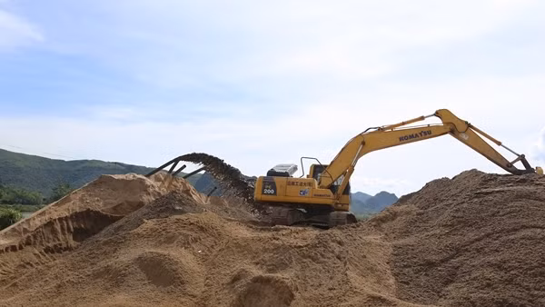 Phát hiện bãi tập kết hơn 600m3 cát không có giấy tờ hợp pháp