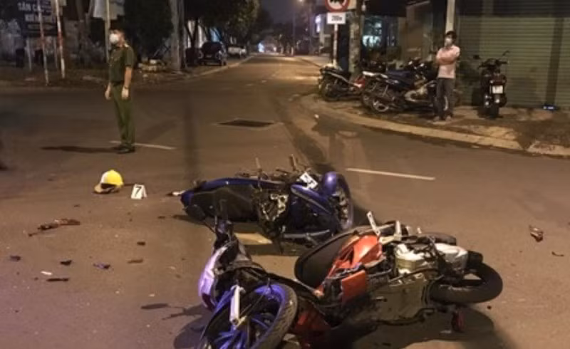 Hai xe máy đấu đầu khiến 5 người thương vong -0