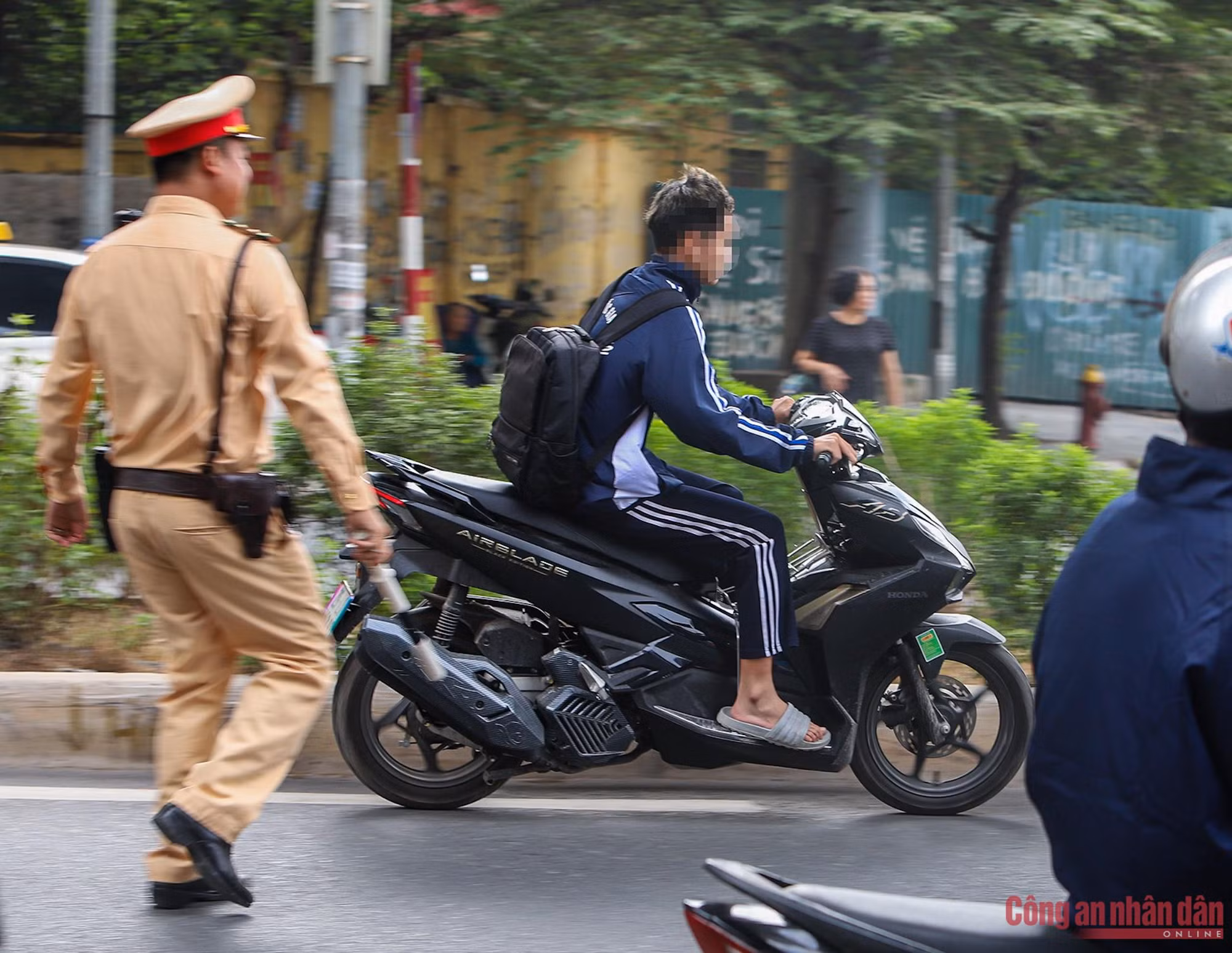 Học sinh Hà Nội "đầu trần, kẹp ba" lao vun vút trên đường phố ảnh 3 1e24b15a4550930eca41.jpg -0
