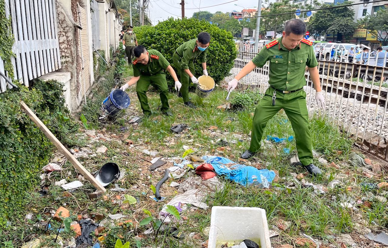 Dọn kim tiêm, lắp camera phòng ngừa con nghiện hút chích quanh Bệnh viện Bạch Mai -1
