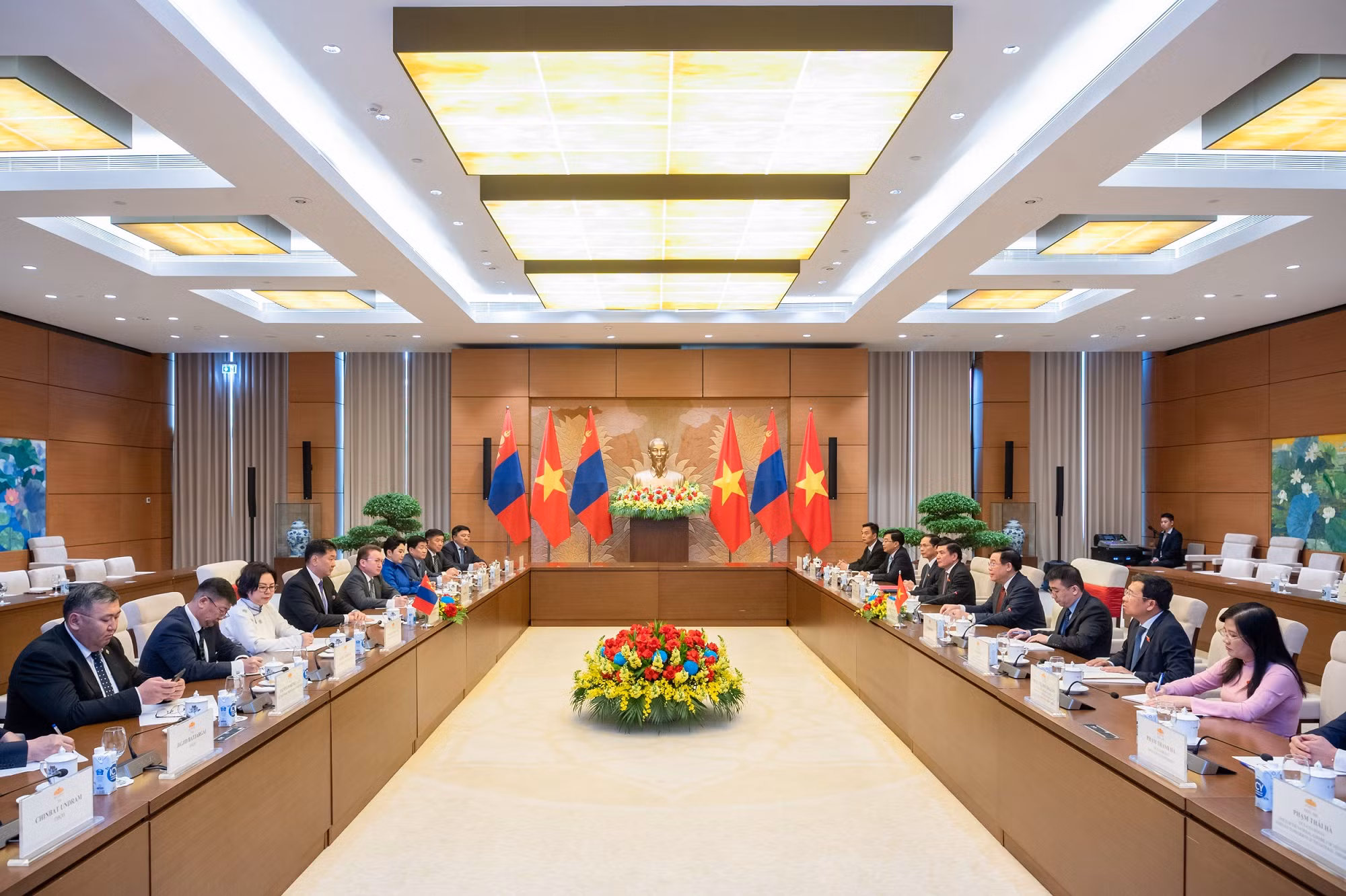Chủ tịch Quốc hội Vương Đình Huệ hội kiến Tổng thống Mông Cổ -0