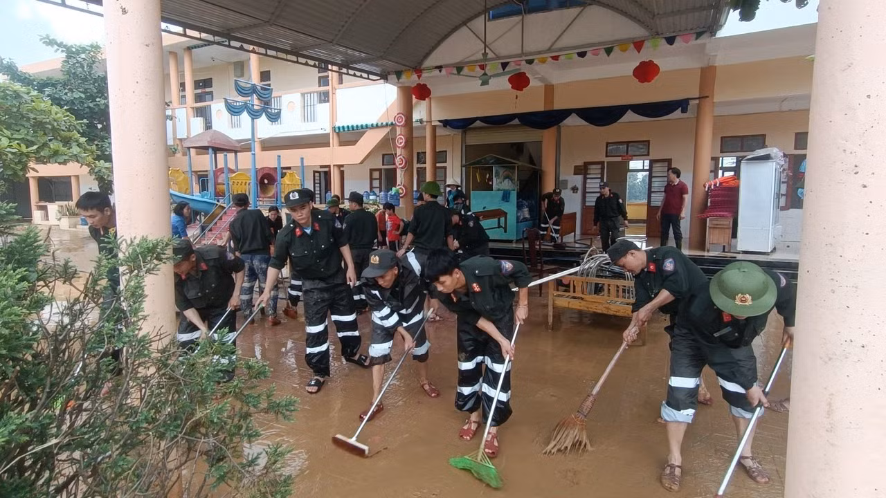  Hơn 200 Cảnh sát cơ động giúp nhân dân khắc phục hậu quả lũ lụt -0