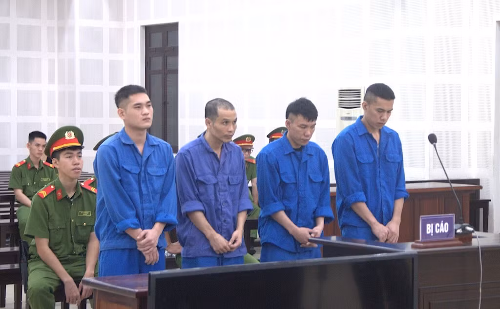 Một phút nóng giận, 4 người lãnh án tù -0