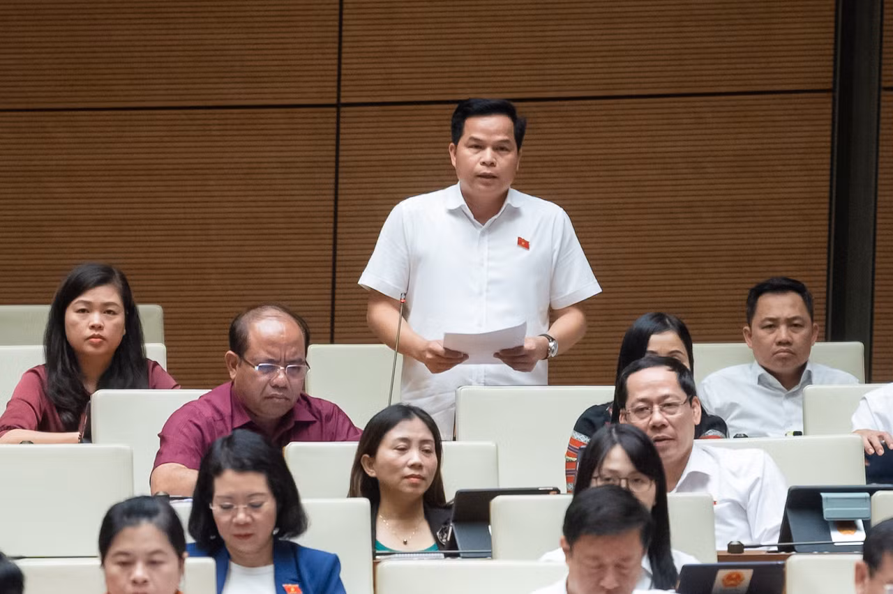 ĐBQH Bế Minh Đức góp ý tại phiên thảo luận.