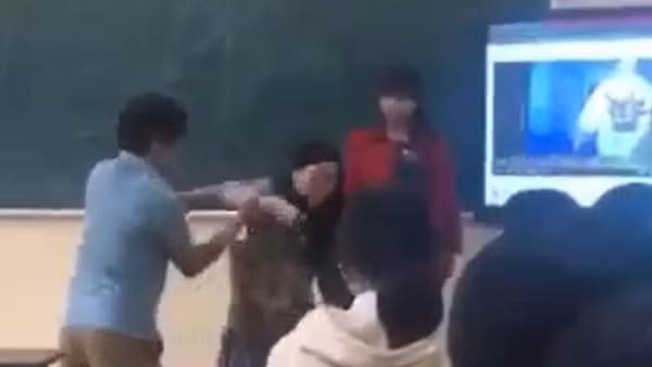 Kỷ luật Hiệu trưởng và cá nhân liên quan trong vụ khống chế nữ giáo viên đẩy ra khỏi lớp