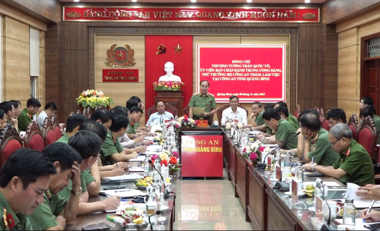 Thứ trưởng Trần Quốc Tỏ thăm và làm việc với Công an Quảng Bình. -0