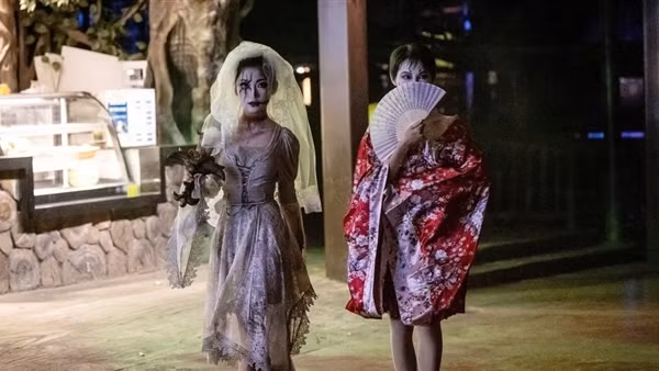 Cấm hóa trang Halloween trên tàu điện