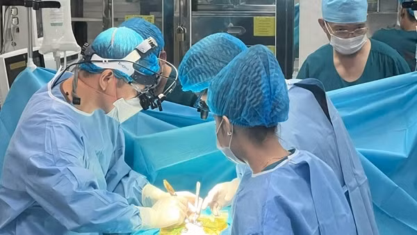 Đặt máy tạo nhịp tim ngay tại phòng sinh, cứu sống bé sơ sinh bị tim bẩm sinh nặng