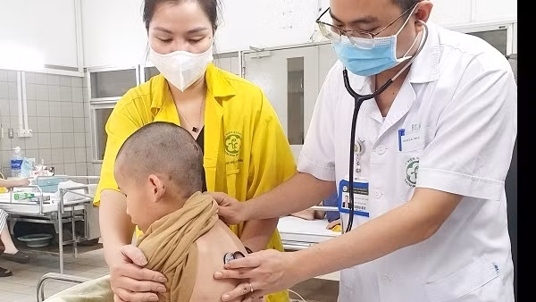 Một bệnh nhi mắc vi khuẩn tiêu hủy xương cực hiếm gặp