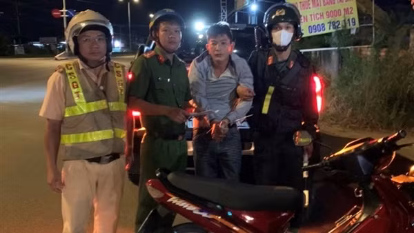 Đón lõng, bắt giữ đối tượng truy nã nguy hiểm