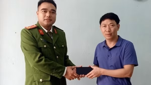 Người dân nhặt được của rơi nhờ Công an xã trả lại cho người bị mất
