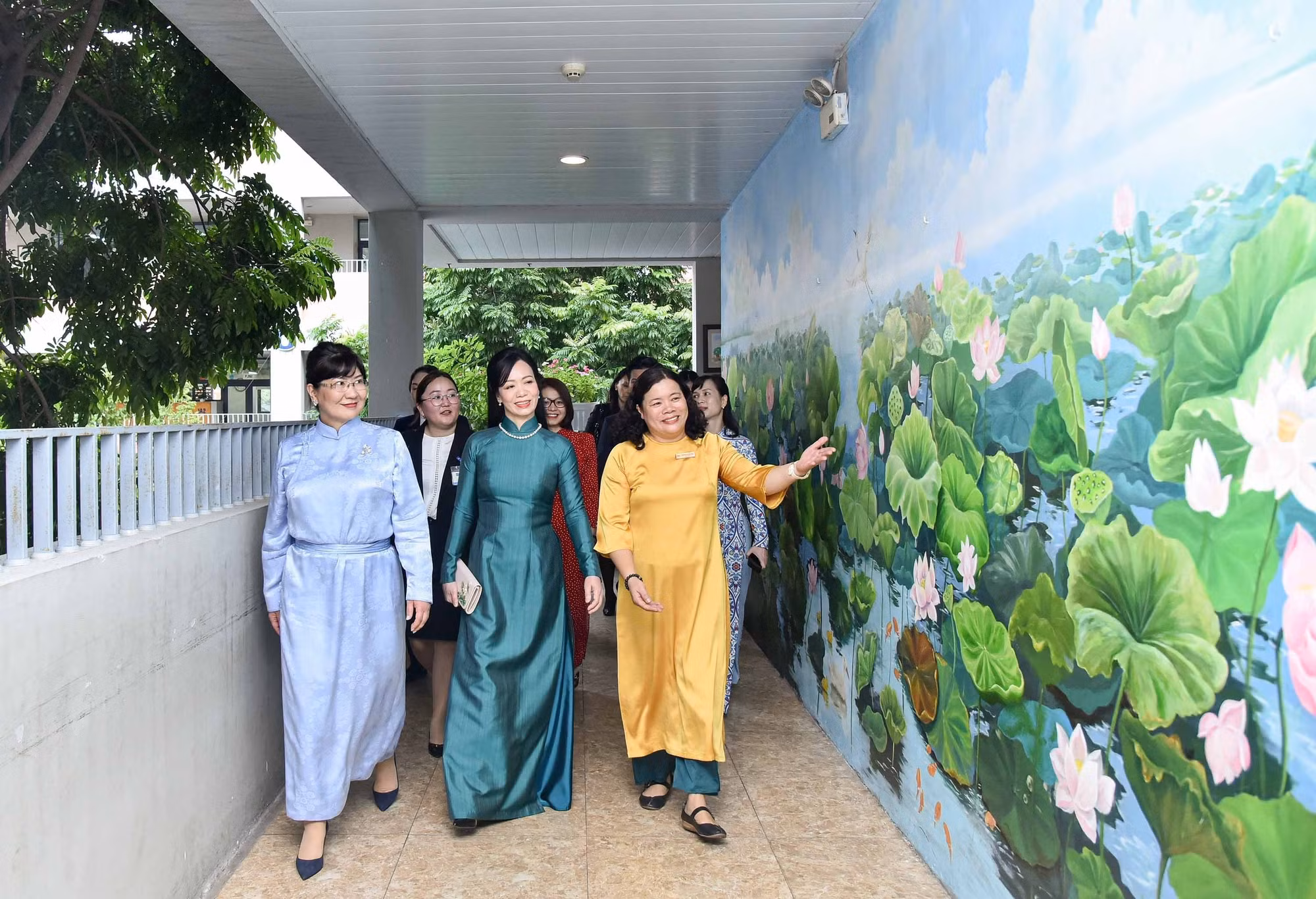 Phu nhân Tổng thống Mông Cổ thăm Trường Tiểu học Chu Văn An -0