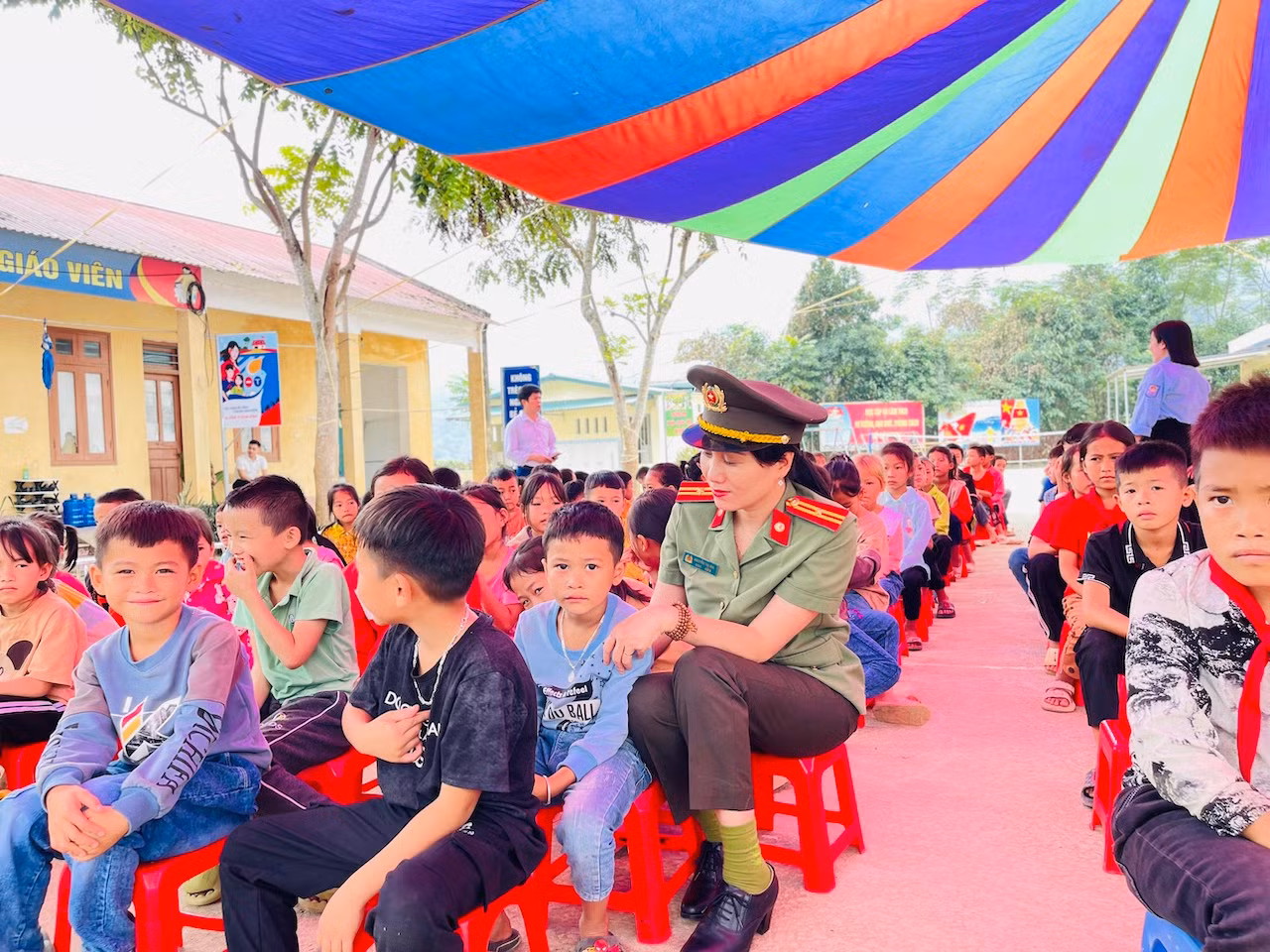Hội Phụ nữ Cụm thi đua số 4: Tặng quà và xây dựng thư viện “Chắp cánh ước mơ” cho trẻ em vùng cao Bắc Kạn -0