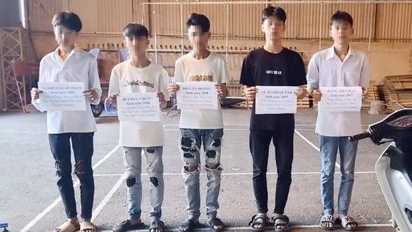 Ngăn chặn nhóm học sinh mang hung khí giải quyết mâu thuẫn tại cổng trường