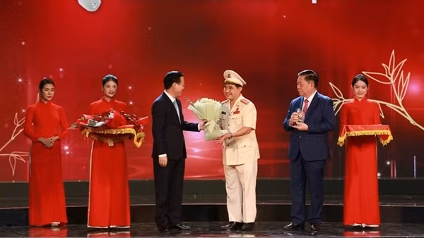 Học tập, làm theo tấm gương Bác Hồ: 8 điển hình trong CAND được tôn vinh