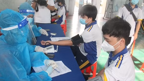 Bắt tạm giam một bác sĩ trục lợi từ việc tiêm vaccine ngừa COVID-19 ảnh 3